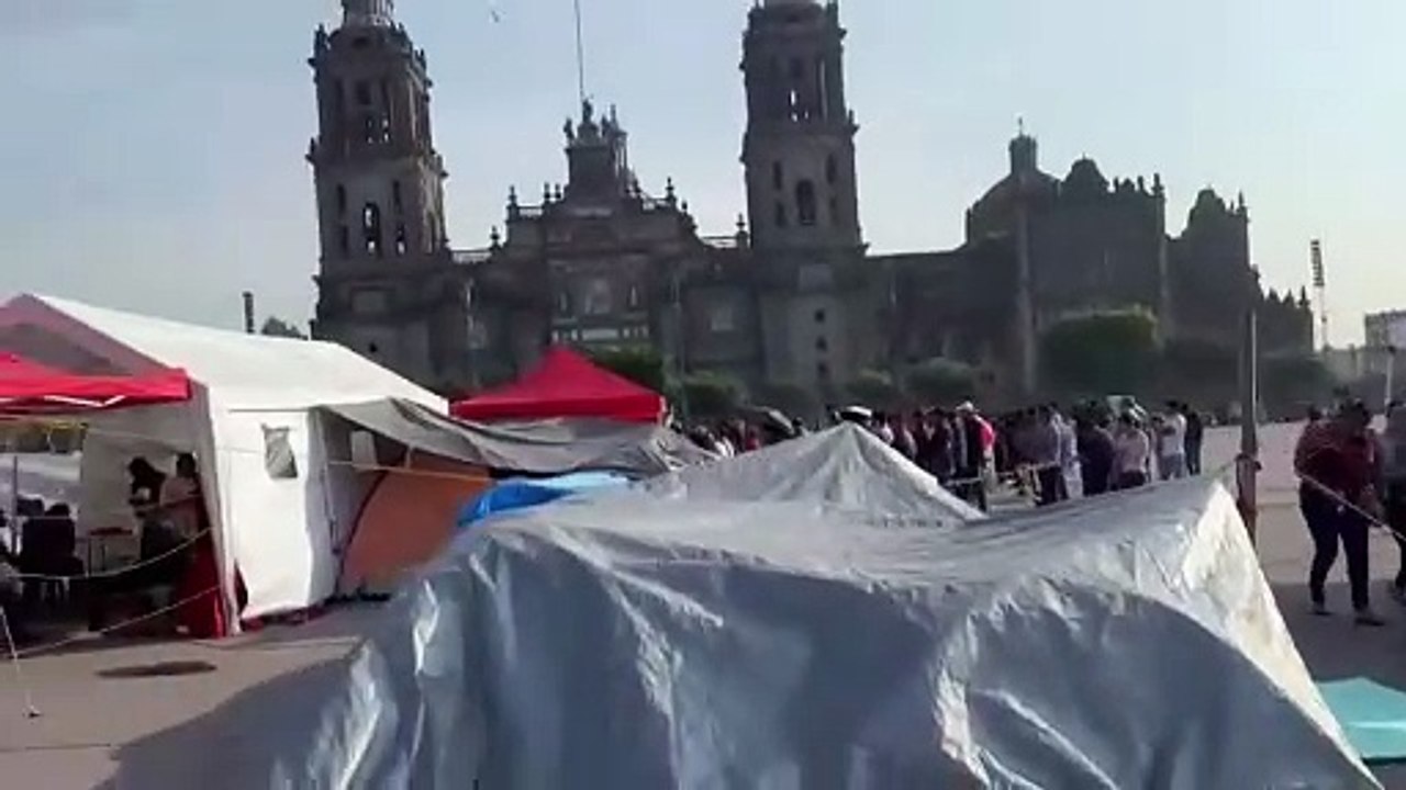 ¡No nos vamos!…CNTE permanece en plantón, cierre de campaña se adapta a ellos