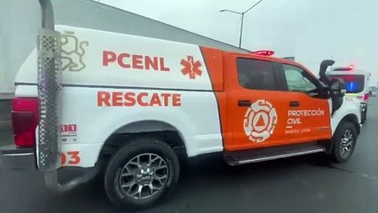 Muere trailero prensado por su propia carga en Escobedo