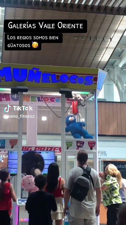 Ganan peluche gigante en Valle Oriente y regios les hacen fiesta (VIDEO)