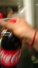 ¡Con la coquita no! Regio quería vaso de coca, pero se lleva sorpresa (VIDEO)