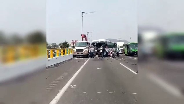 Camión de pasajeros choca contra camión pluma en la México-Pachuca