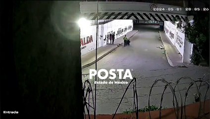¡Qué cochinos! Graban a familia tirando basura en Ecatepec (VIDEO)