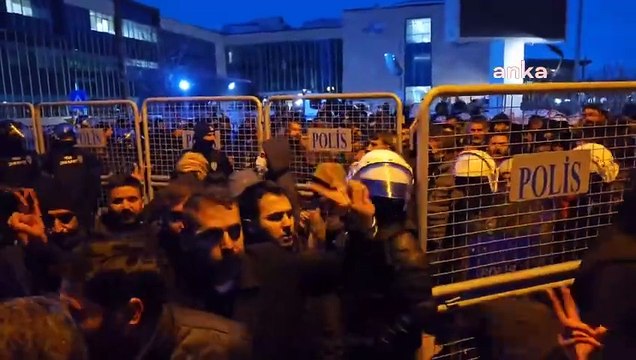 Yerine kayyım atanan Abdullah Zeydan, belediyeden çıkarılırken açıklama yaptı