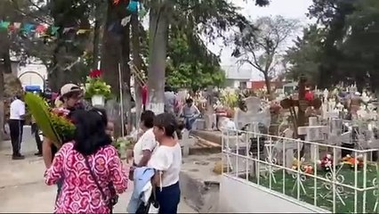 Madre solo hay una: Cientos de personas visitan panteones en 10 de mayo