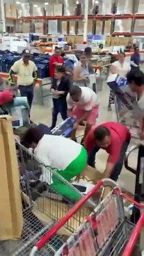 ¡La calor! Clientes de Costco se pelean por ventiladores