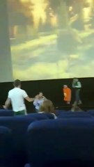Antonio Barrul defiende a mujer de ser golpeada por su esposo en un cine
