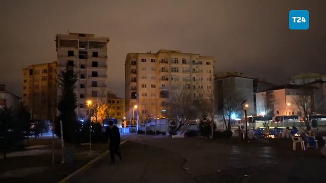 Van Büyükşehir Belediyesi önünde nöbet tutan vatandaşlara polis baskını: TOMA, biber gazı ve plastik mermilerle müdahale edildi