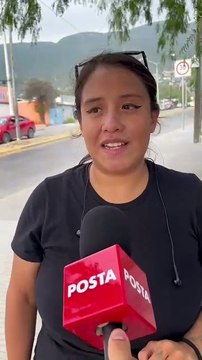 Celebra el día de las Madres arriesgando su vida con malabares de machetes