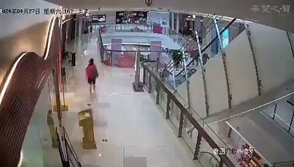 Mujer se lanza desde quinto piso en centro comercial (VIDEO)