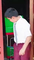 Semana loca: niño lleva mochila de bomba de gasolina