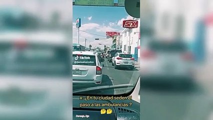 VIDEO: Paramédico exhibe conductores de Durango al no ceder paso en emergencia