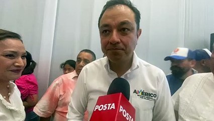 Américo Zúñiga Martínez debate con ciudadanos en plaza Lerdo de Xalapa