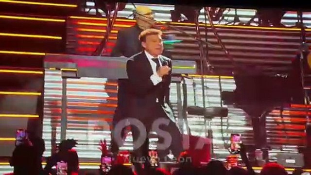 Luis Miguel en medio de 20 mil almas celebrando su cumpleaños con mañanitas