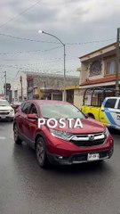 Carro con impactos de bala moviliza autoridades en Monterrey