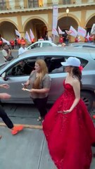 Realizan largas filas para tomarse selfies con Mariana Rodríguez