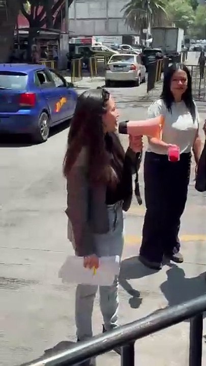 ¡Igualdad animal!, activistas protestan tras sacrificio de gallina en Senado