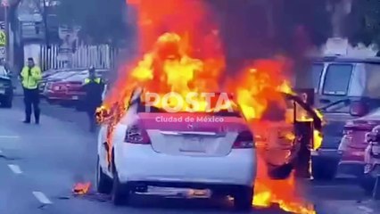 Arde taxi de la CDMX por falla eléctrica, el conductor resulta con quemaduras