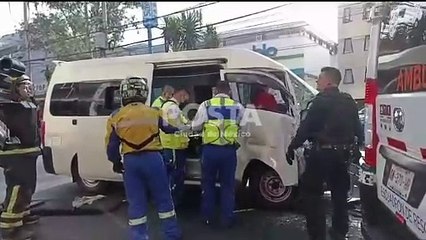 Chocan unidades de transporte público y dejan a doce heridos, dos de gravedad