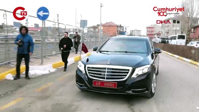 Belediye Başkan Vekili olarak atanan Van Valisi Ozan Balcı, belediye binasına giriş yaptı