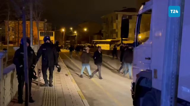 Van Büyükşehir Belediyesi'ne yapılan operasyonda Diyarbakır Büyükşehir Belediye Eş Başkanı Doğan Hatun, ters kelepçeyle gözaltına alındı: Hatun, bir süre sonra serbest bırakıldı