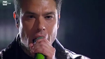 Fedez in difficoltà, si commuove cantando “Bella Stronza” con Masini
