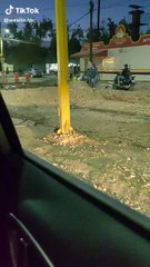 Niños aprovechan obra pública en avenida y se meten a nadar (VIDEO)