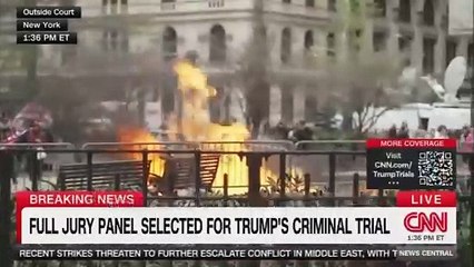 Un hombre se prende fuego fuera de la Corte Suprema del Condado en Nueva York