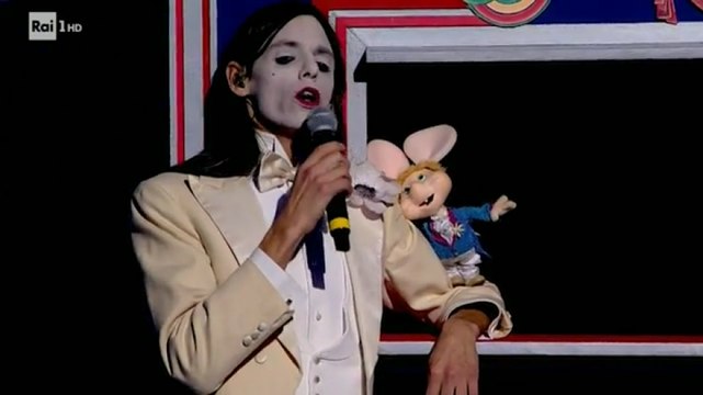 Lucio Corsi, l’esibizione con Topo Gigio è pura poesia