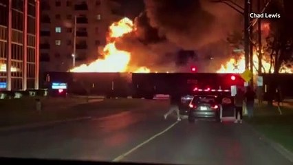 Tren en llamas atraviesa Ontario, Canadá (VIDEO)