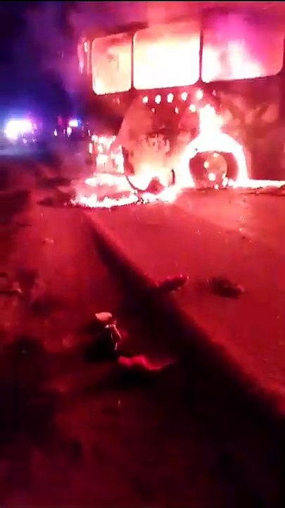 Hombres armados queman varios vehículos en Cárdenas, Tabasco