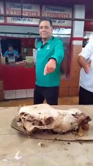 Eugenio Hernández da machetazos a cabeza de vaca durante recorrido