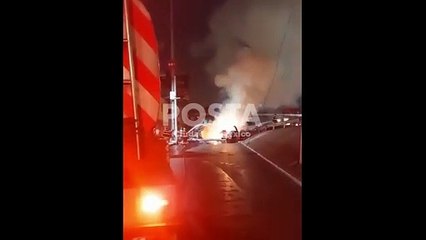 Vuelca pipa de agua sobre Circuito Interior y arde en llamas, no hay heridos