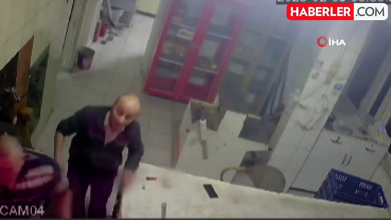 Şarja Takılı Cep Telefonu Alev Aldı: O Anlar Kamerada