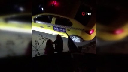 Kadıköy'de taksi ile ter yön kavgası: Kadın yolcu çıldırdı!