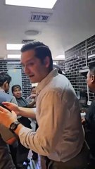 David Beckham le roba reflectores a Messi; causa euforia en restaurante (VIDEO)