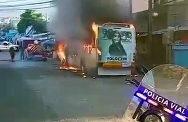 Incendian delincuentes camión de pasajeros en Acapulco, Guerrero (VIDEO)