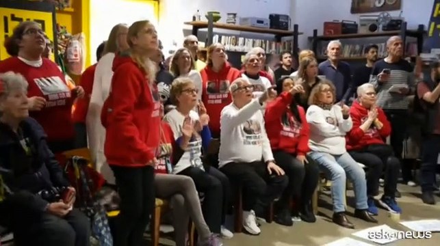 Israele, gioia e applausi degli amici degli ostaggi dopo il rilascio