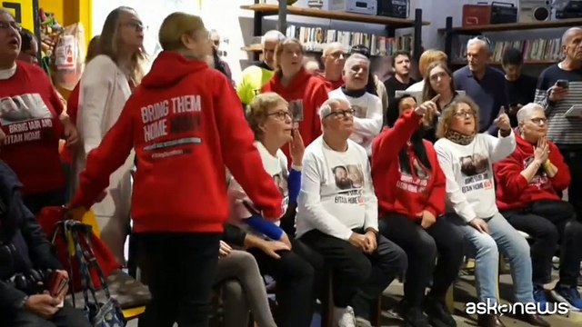 Israele, gioia e applausi degli amici degli ostaggi dopo il rilascio