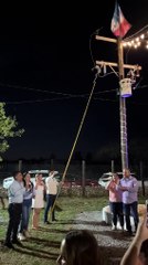 Celebración inusual: pareja revela género de bebé con poste de luz