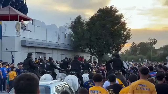 Captan pelea entre aficionados de Tigres y policía de San Nicolás (VIDEO)