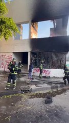 Más de 50 bomberos sofocan incendio en predio abandonado, no hay heridos