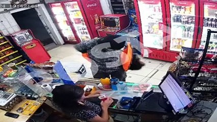 VIDEO: Se enfrenta con hombre armado y frustra robo en la tiendita de la esquina