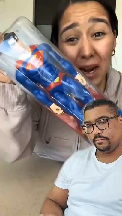Destroza mujer un Superman a su novio; recordarle que mejor pague la boda