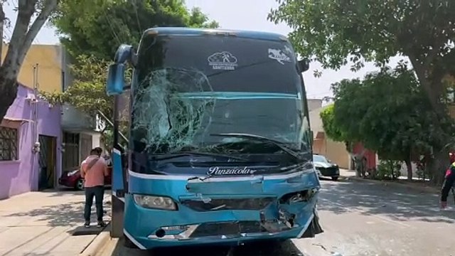 Choque de dos camiones en Venustiano Carranza deja 40 lesionados