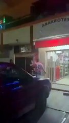 Policía da cachetadón a su esposa y la derriba (VIDEO)
