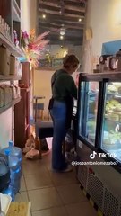 Graban a extranjera agresiva en cafetería de San Miguel de Allende (VIDEO)