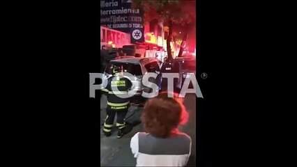 Asiático choca contra vulcanizadora y arrasa con dos vehículos, no hay heridos