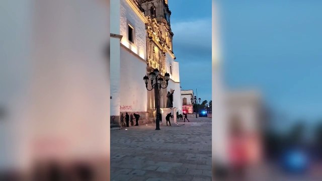 En la Marcha 8M, encapuchadas feministas realizaron pintas a Catedral de Durango