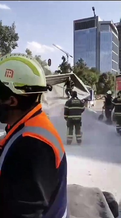 Góndola de tráiler se hundió con todo y grava en pleno Circuito Interior