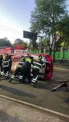 Trailero pierde el control, vuelca y deja 7 camiones destrozados